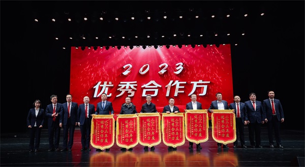 拼搏中国总经理登台领奖 - 副本.jpg