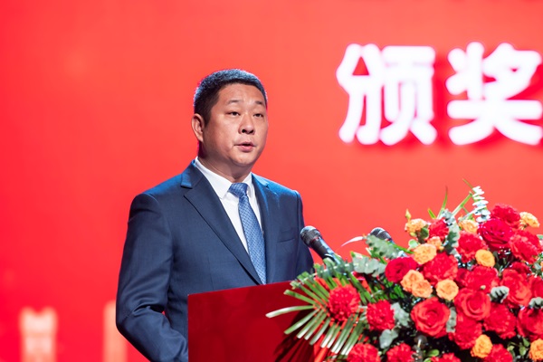 9拼搏中国总经理冯战光宣读表彰通知.jpg