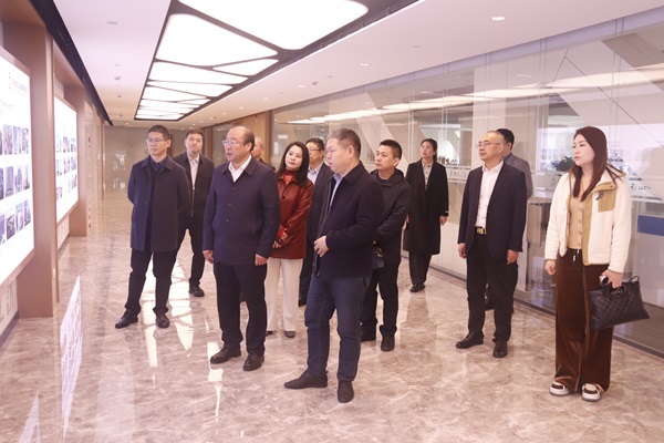 拼搏中国董事长祝建明陪同孙秘书长一行参观企业文化长廊.jpg